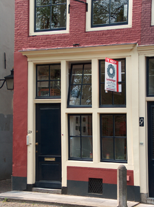 820032 Gezicht op de pui van het pand Nieuwegracht 59 te Utrecht; links de ingang van de Catharijnesteeg.N.B. In het ...